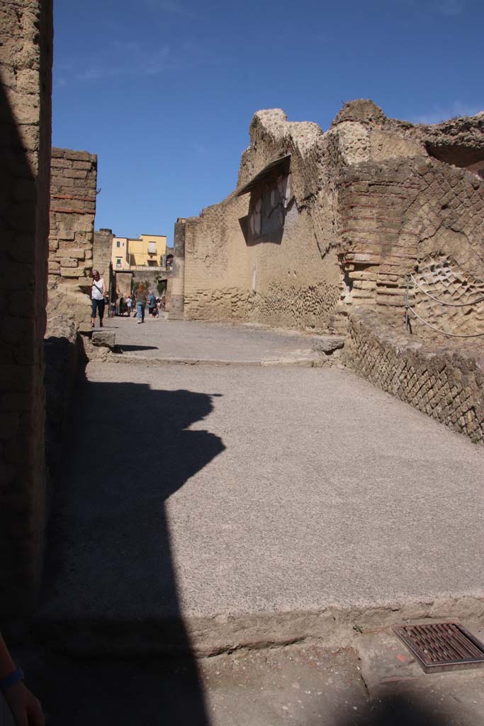 Ins. Orientalis II.4, Herculaneum, September 2019.
Looking west from portico, across large entrance hall towards vestibule and Decumanus Inferiore.
Photo courtesy of Klaus Heese.